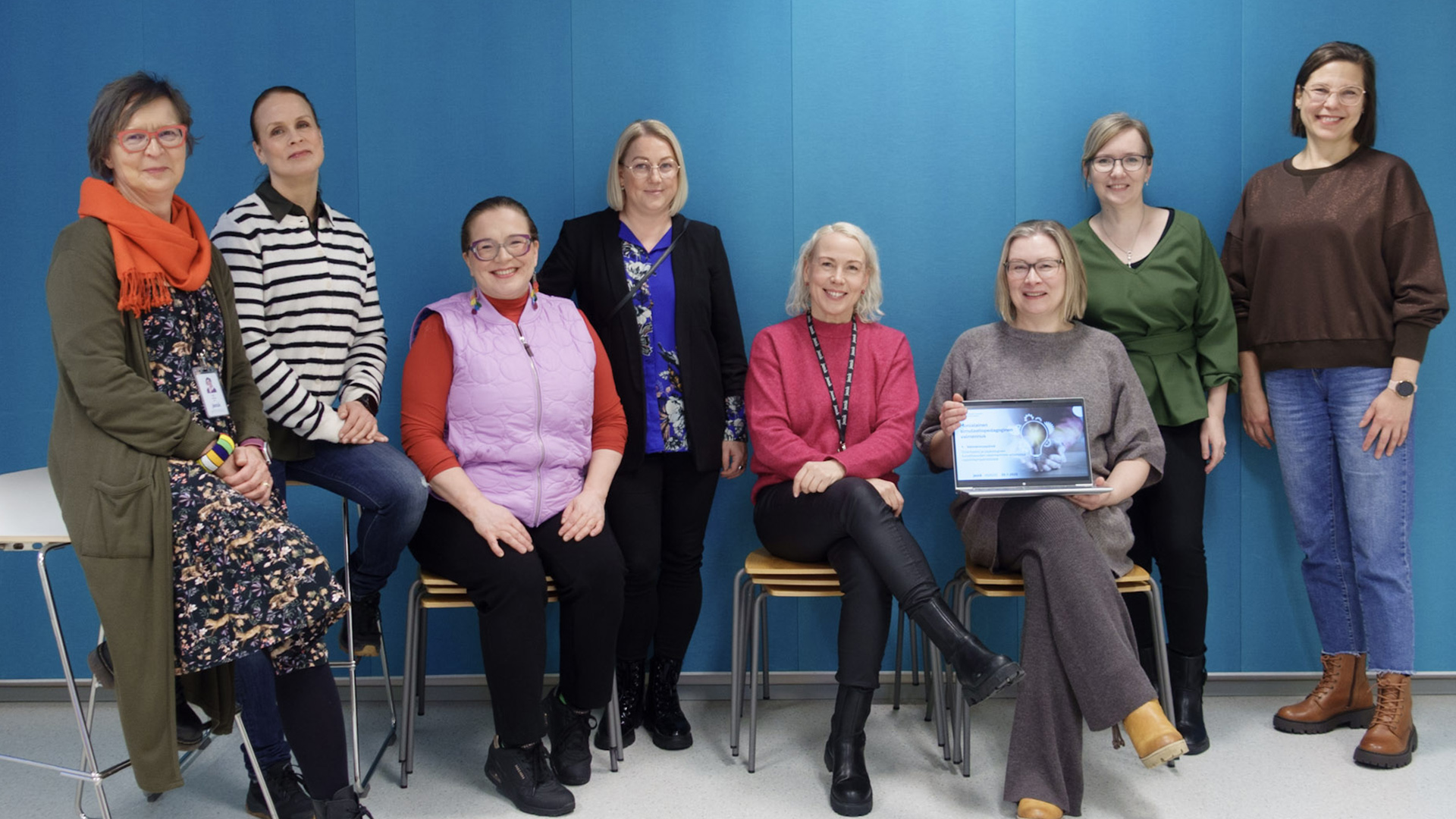 Kahdeksan projektitiimiläistä ryhmäkuvassa Jamkilla.