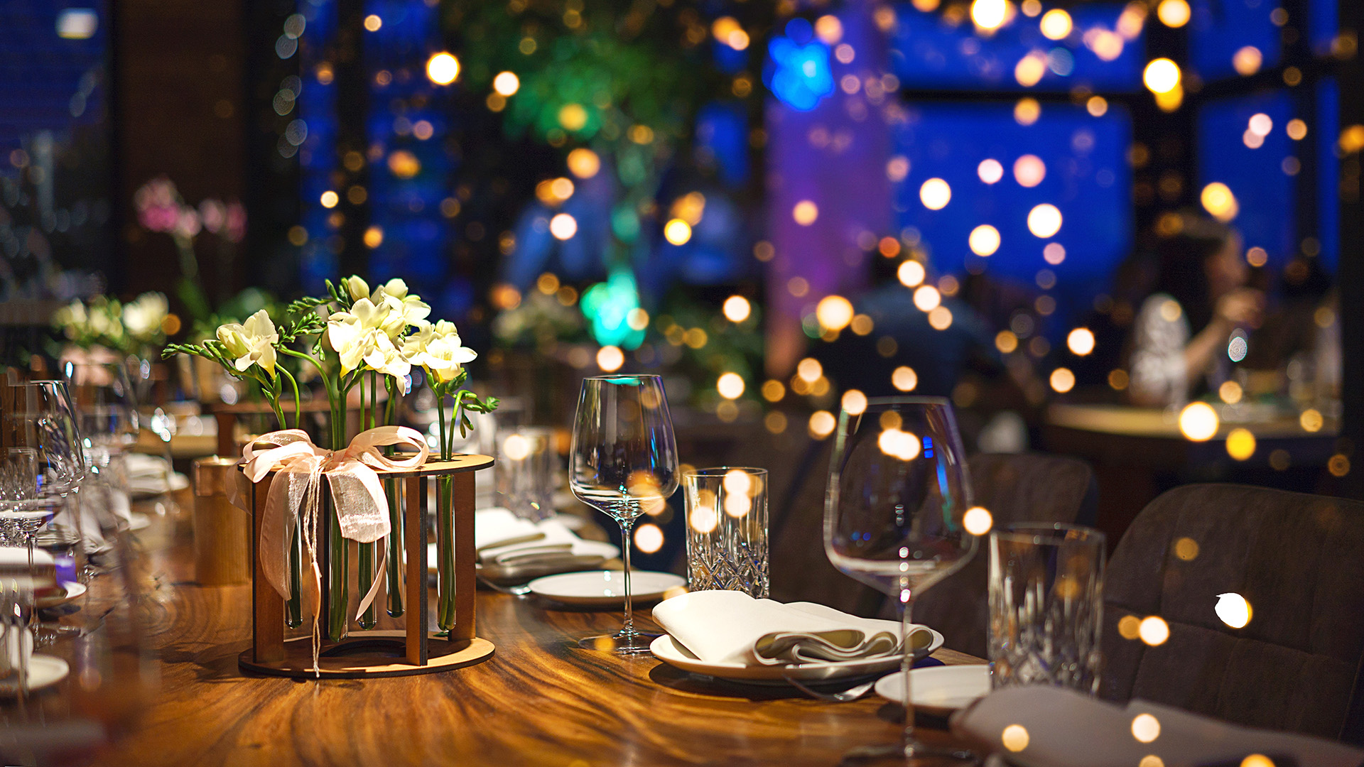 Illallispöytä katettuna kauniisti