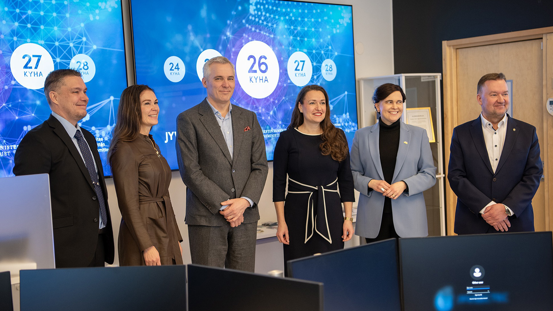 KUVASSA: Tero Kokkonen (vas.), Lulu Ranne, Anders Adlercreutz, Anna-Kaisa Ikonen, Mari-Leena Talvitie ja Rauli Paananen.