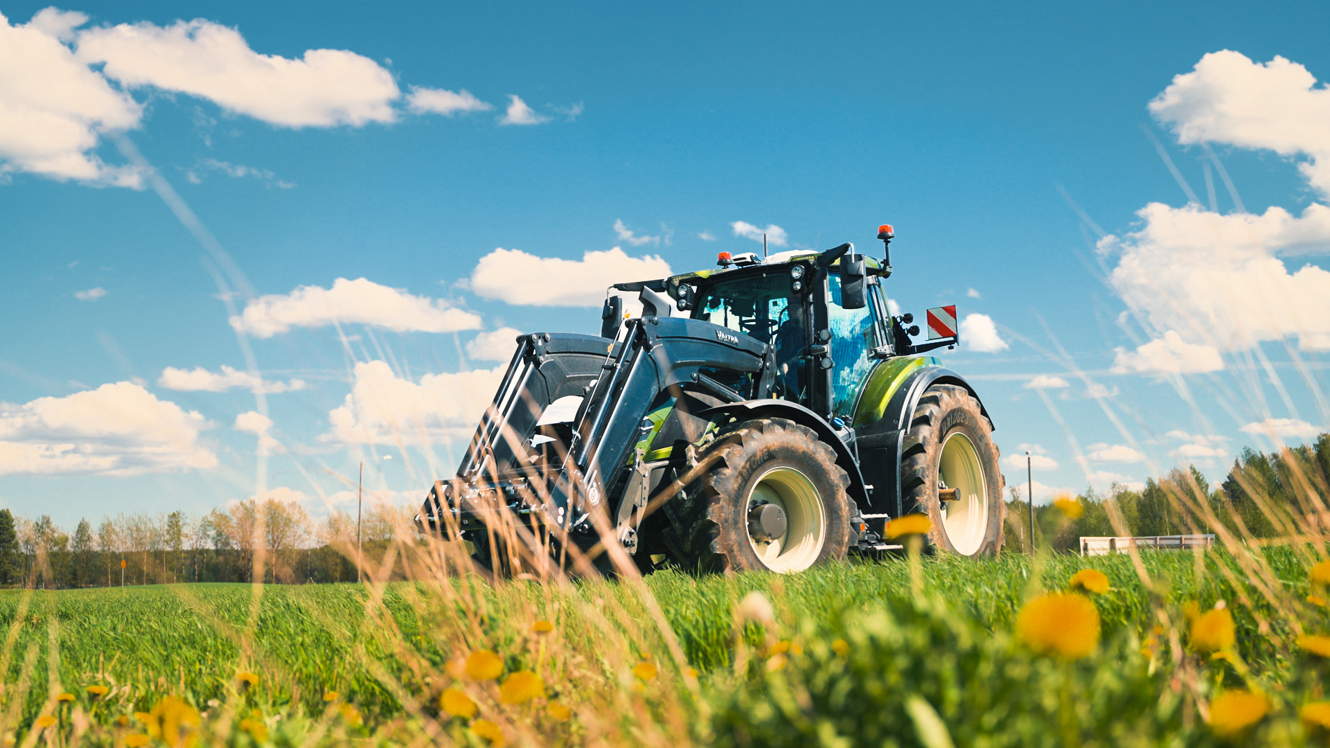 Traktori vihreällä pellolla