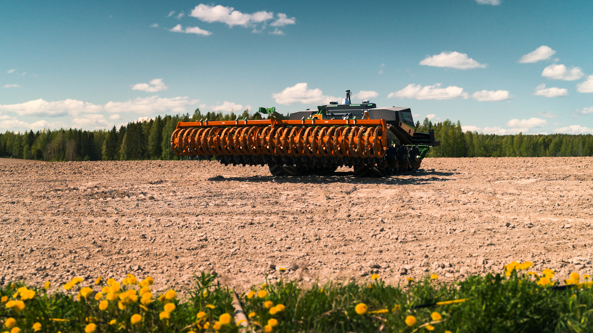 AgXeed peltorobotti ajamassa pellolla.