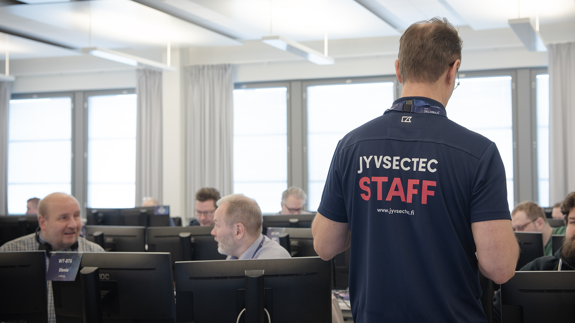 KEMAR-pilottiharjoitukseen osallistunutta väkeä tietokoneiden ääressä.