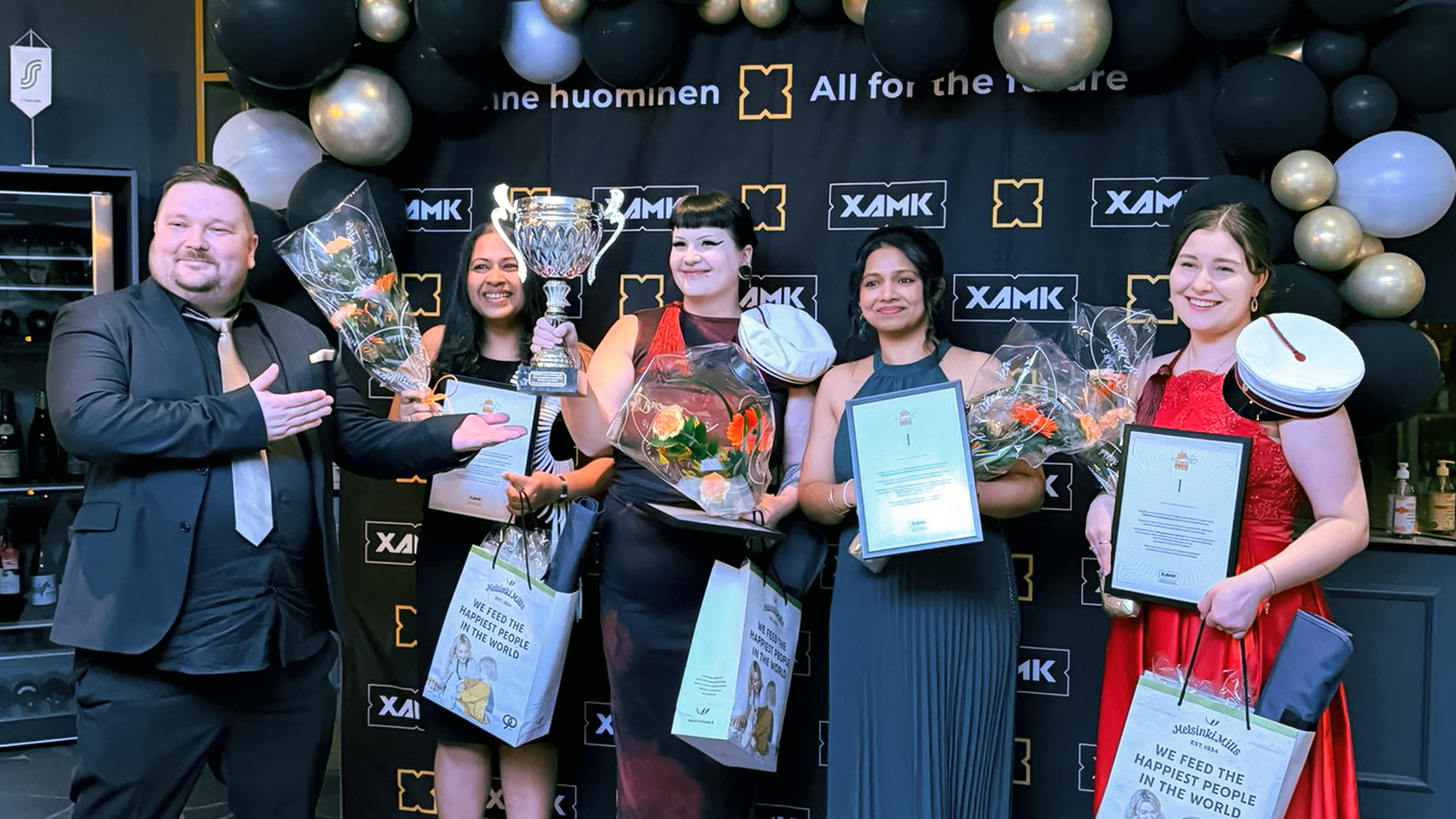 Jamkin voittajajoukkue sekä heidän valmentajansa voitonhumussa