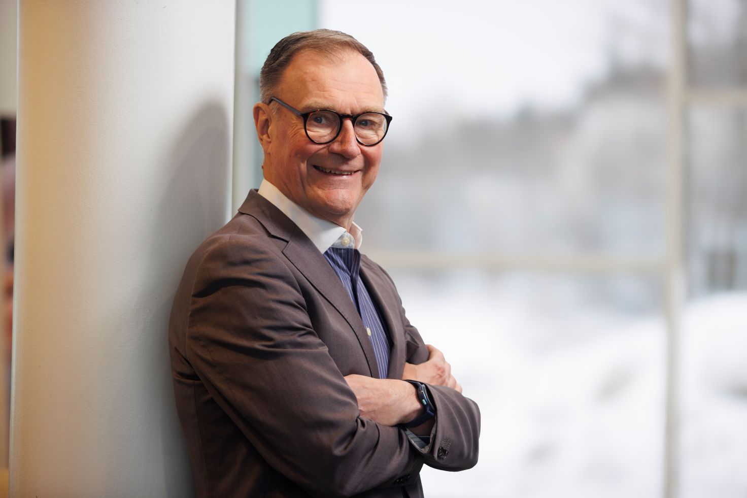 Mieshenkilö Risto Miettunen katsoo kameraan