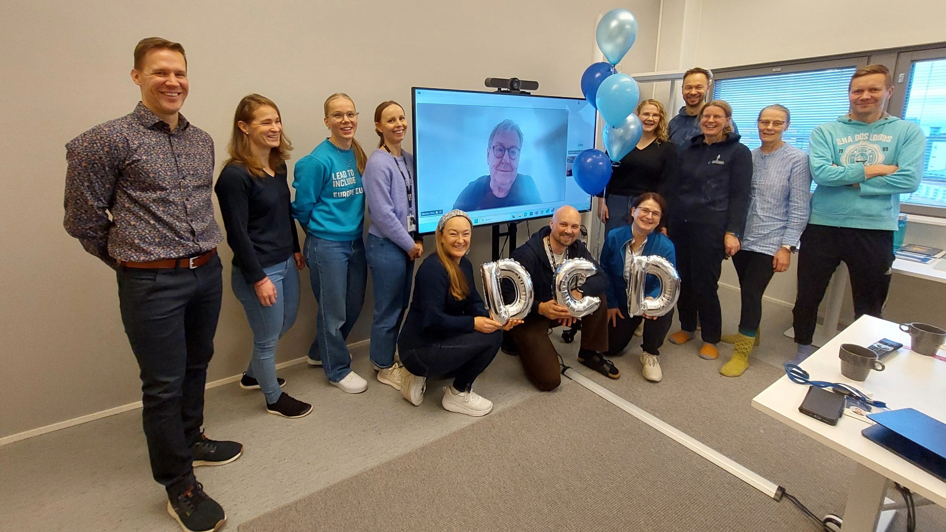 The MoDiSchool project team standing.