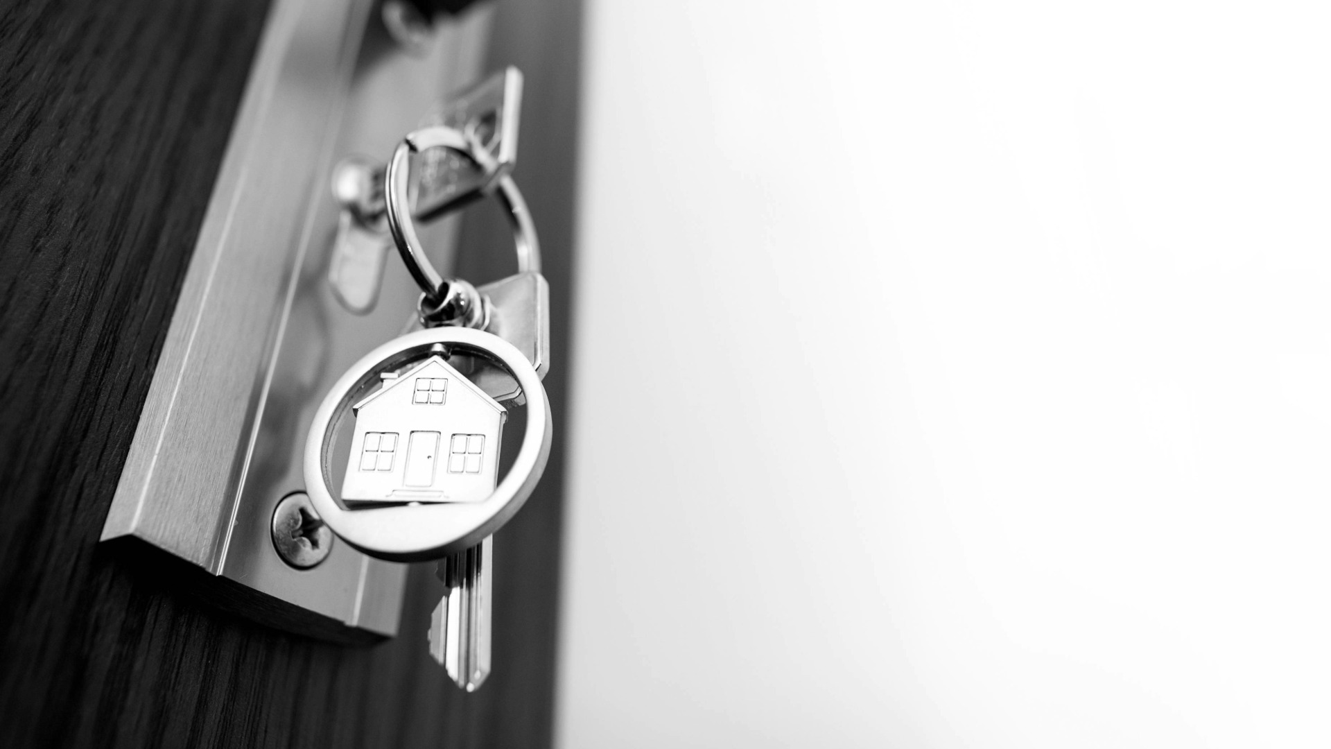 Avain asunnon lukossa.