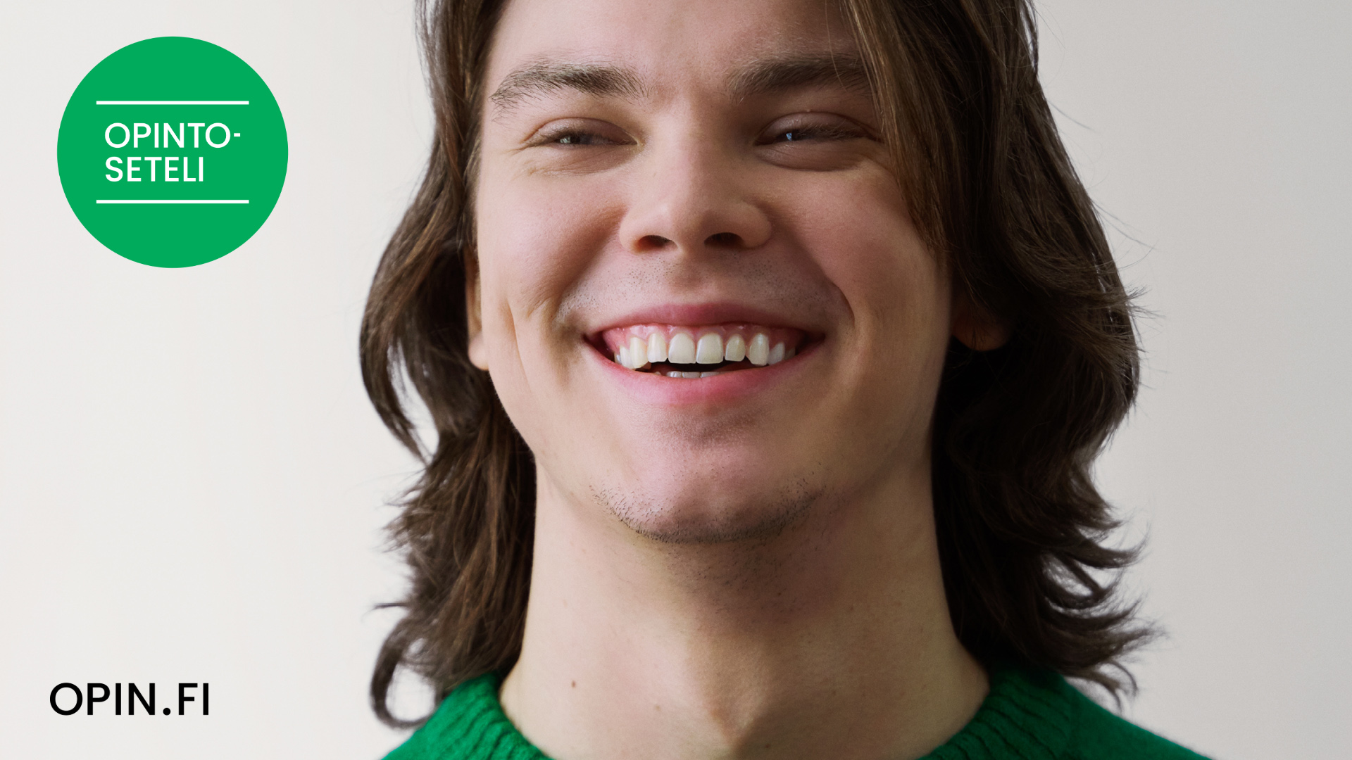 Nuori mies nauraa lähikuvassa. Kuvassa tekstit Opintoseteli ja Opin.fi.