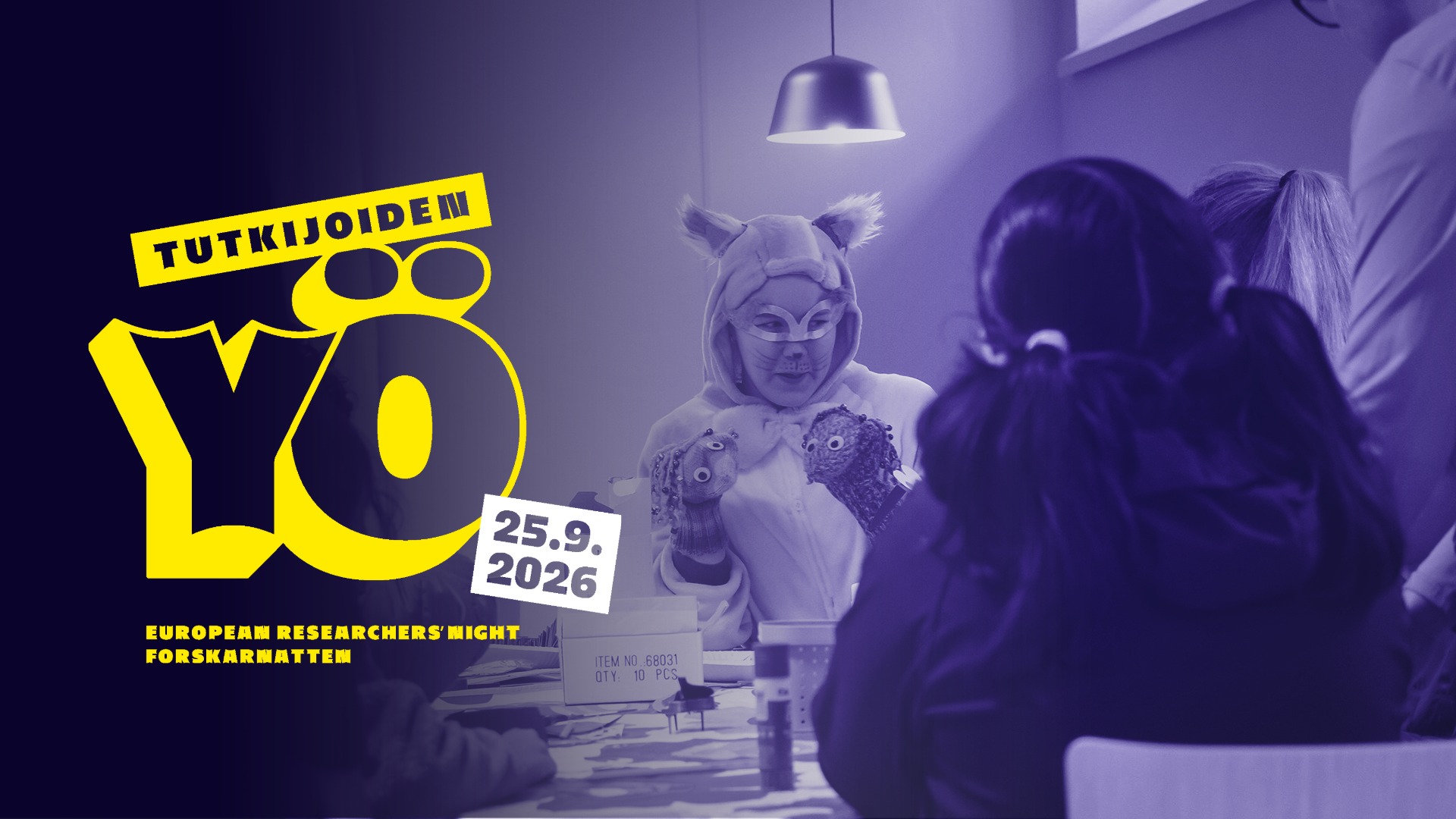 Violettisävyinen kuva, jossa eläinhahmoksi pukeutunut aikuinen pitää käsissään käsinukkeja. Lapsia seisoo selin kameraan katsellen hahmoja. Kuvassa teksti Tutkijoiden yö 25.9.2026.