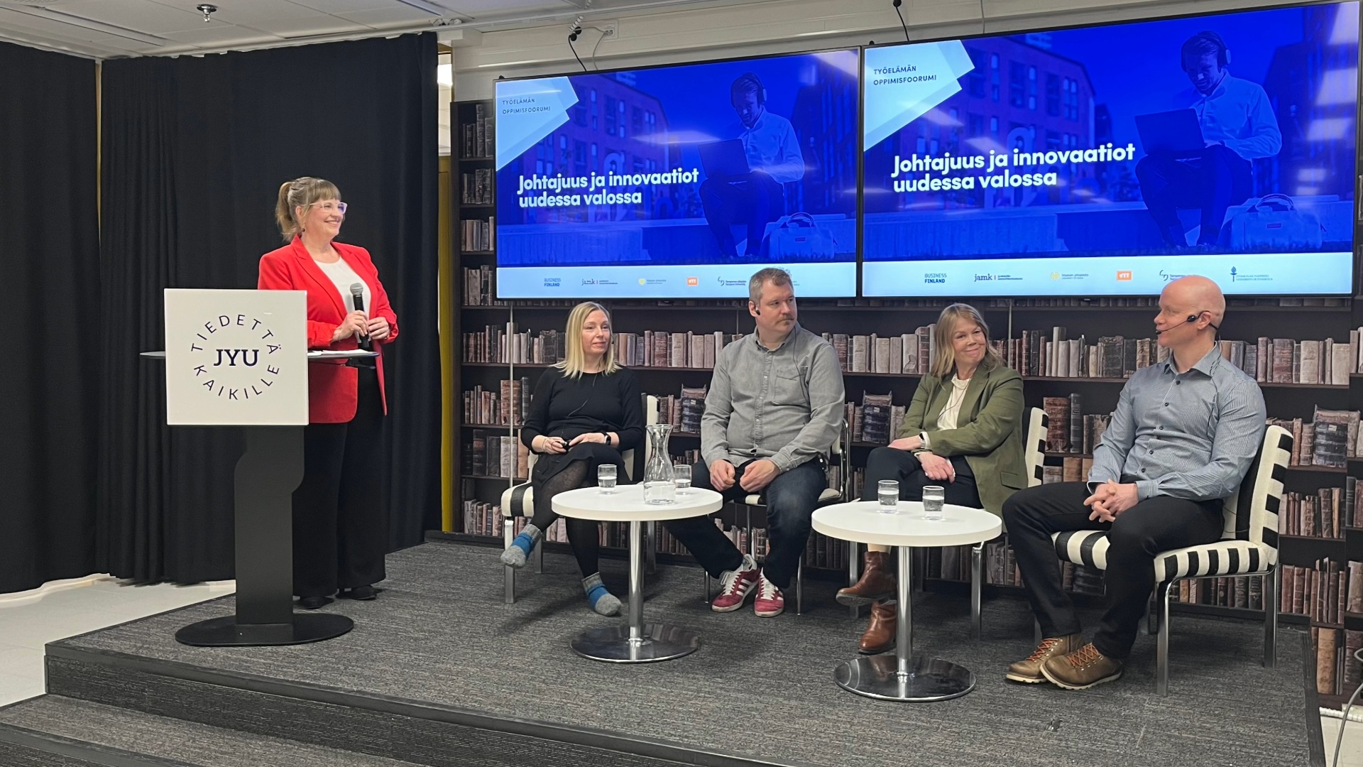 Tyoelaman oppimisfoorumin paneelikeskustelun tapahtumakuva