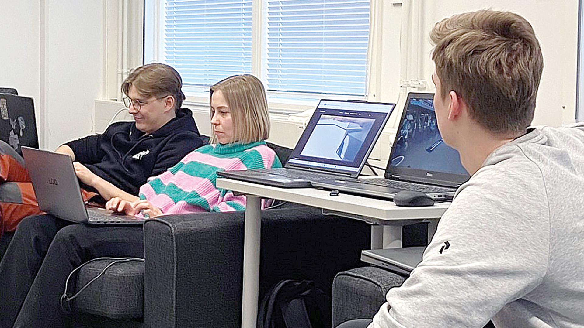 Jamkin opiskelijat tekemässä käyttöliittymätestausta Elomaticille