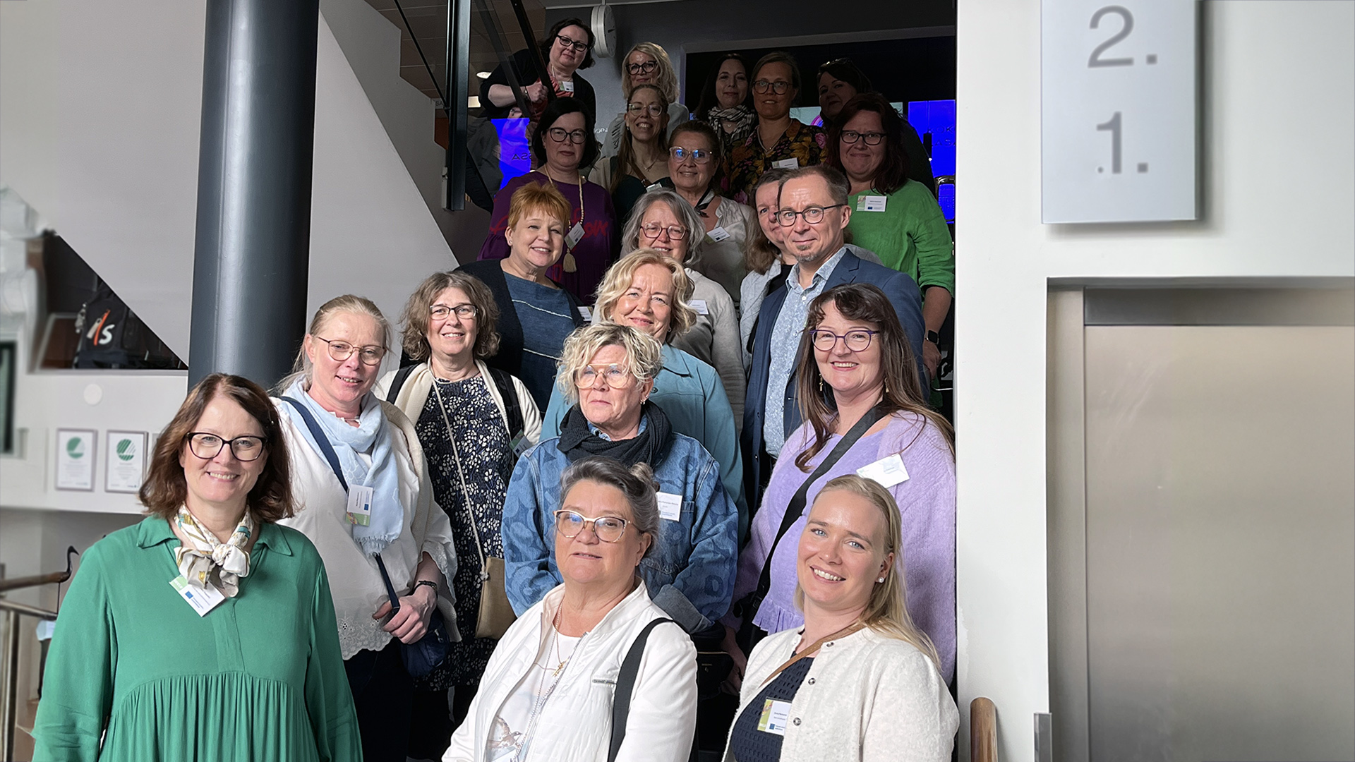 Ryhmäkuvassa portaikossa INKLU-hankkeen projektitiimin jäseniä.
