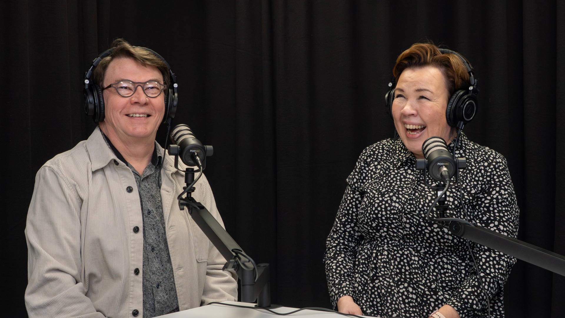 Ari Hyyryläinen ja Kirsi Järvinen Jamkin Digikeskuksen Blackroomissa podcast-nauhoituksissa