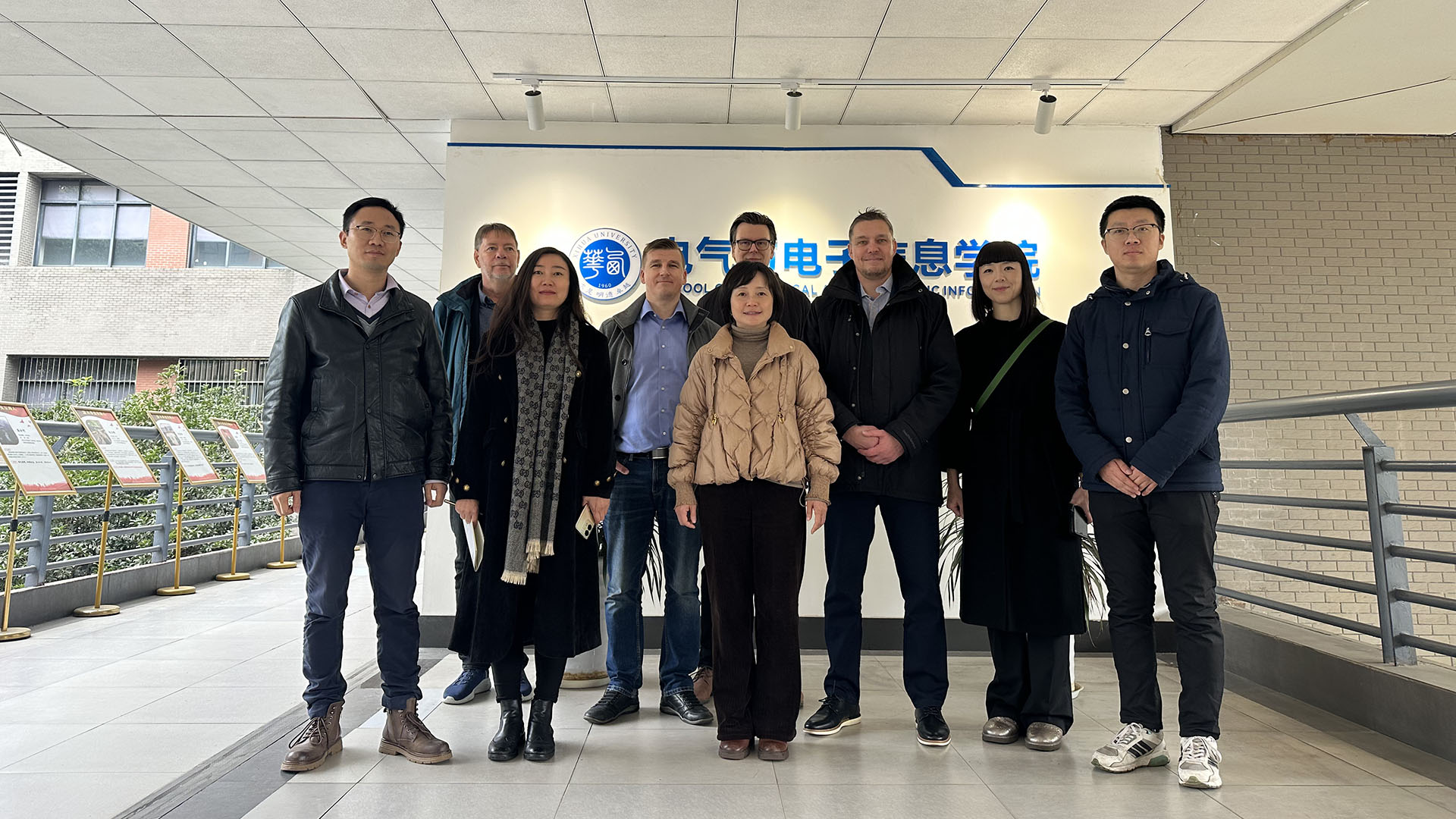 Kuvassa takarivillä: Mikko Ilola, Karo Saharinen, Ari Kuisma, Tero Kokkonen ja Huihan Hiltunen Jyväskylän ammattikorkeakoulusta. Eturivi: Xihua Universityn professori Wang Tao (2. vas.), professori Lei Xia (keskellä) sekä muita yliopiston edustajia.