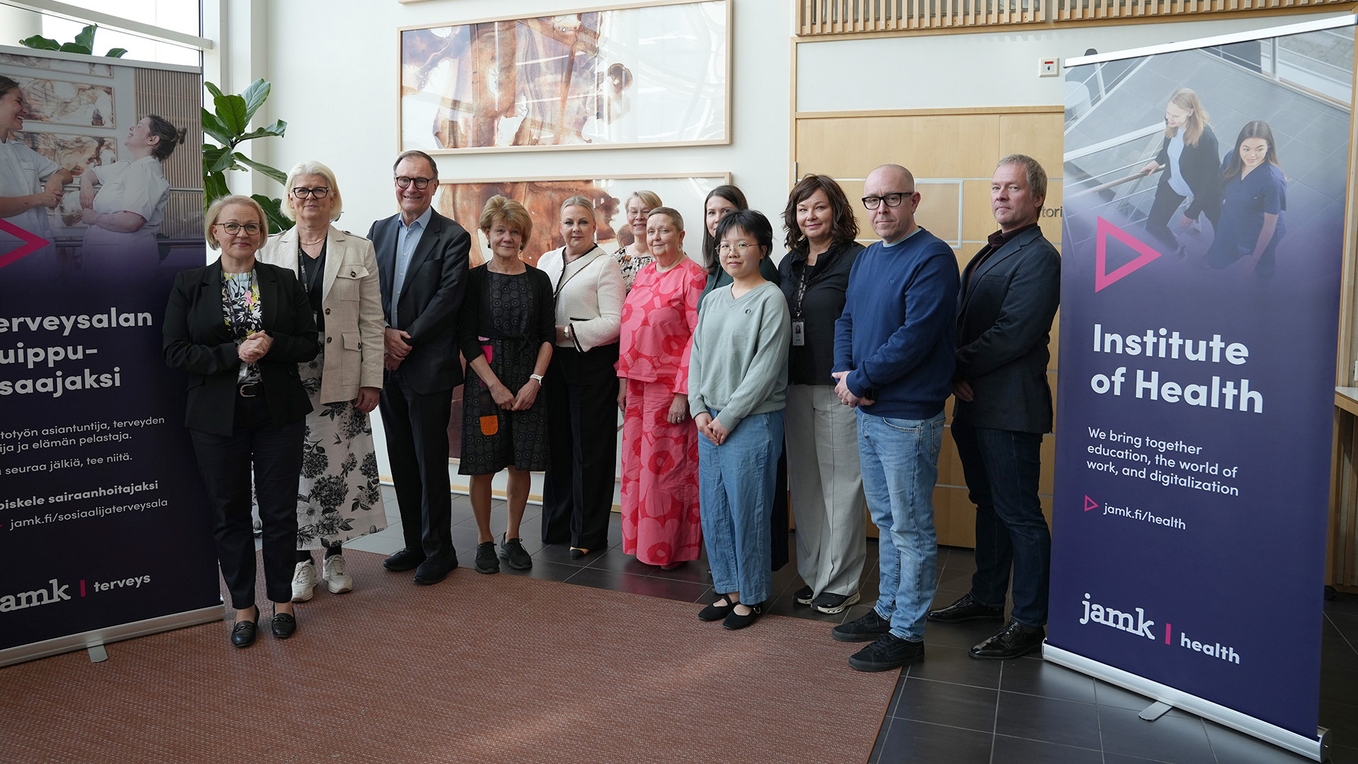 Terveysinstituutin neuvottelukunta seisoo oven edessä