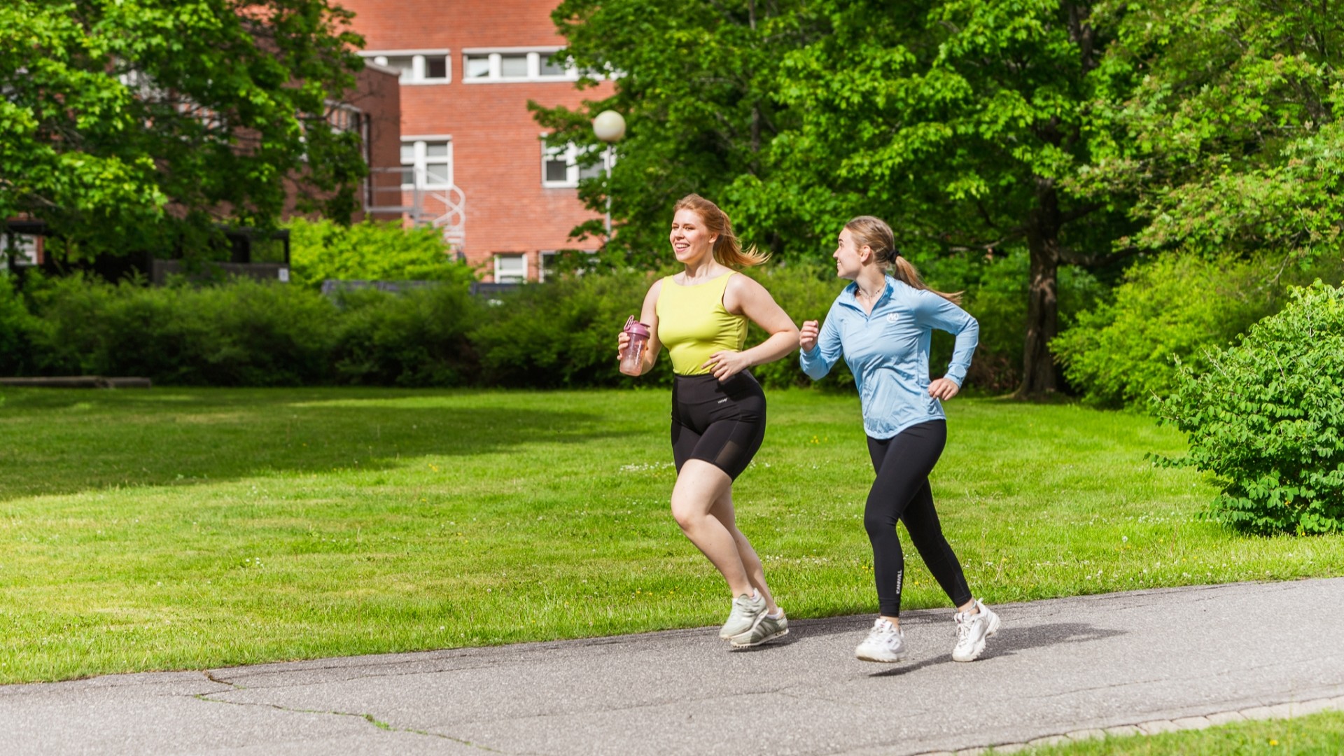 uMove Fun Run kaksi ihmistä juoksee kesäisessä maisemassa
