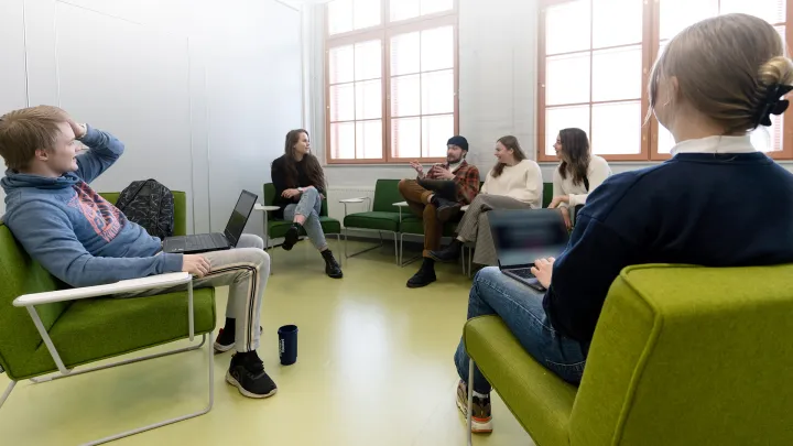 Tiimiakatemian opiskelijoita istumassa tuoleilla ryhmässä