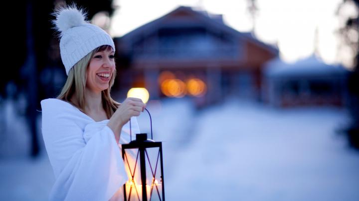 ICRT Finland nainen lyhty kädessä talvella