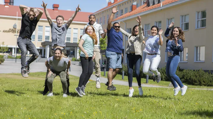 Opiskelijat hyppäävät ilmaan