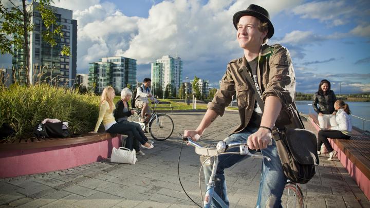 Opiskelija pyöräilee Lutakossa