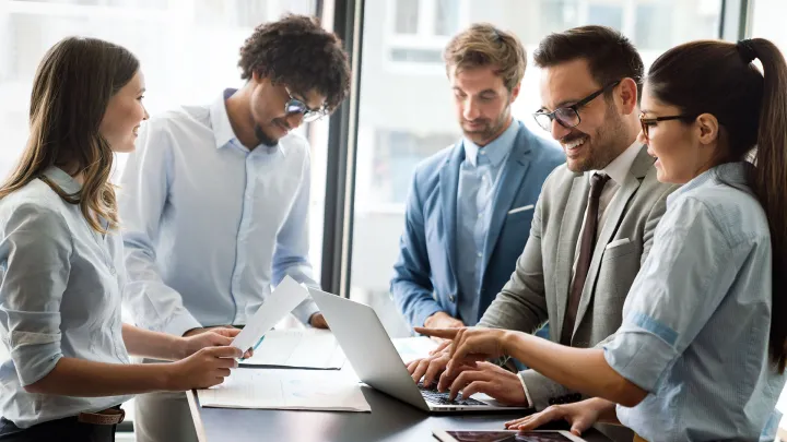 Viiden henkilön tiimityöskentelytilanne