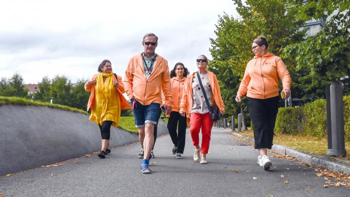 Ihmisiä lenkillä Jyväskylän kampusympäristössä