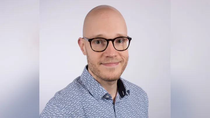 Mikko Reijonen sinivalkoisessa paidassa