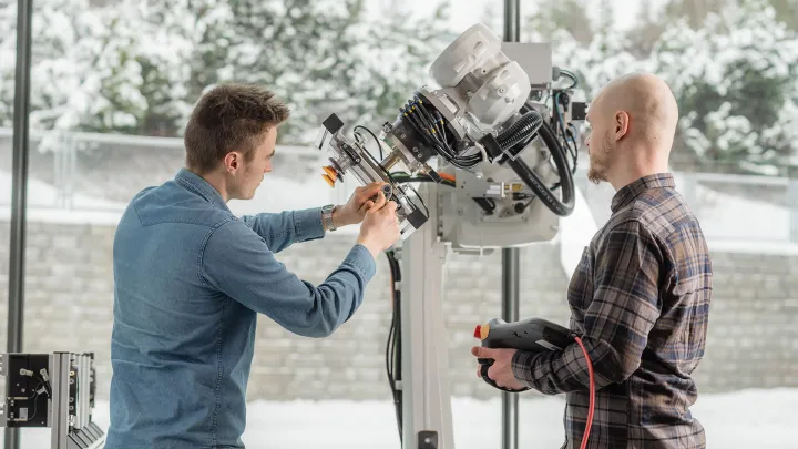 Kaksi henkilöä ja robotti