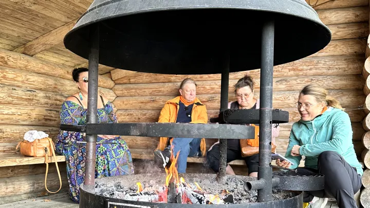 Nuotion äärellä hyvinvointipäivän osallistujia istumassa. 