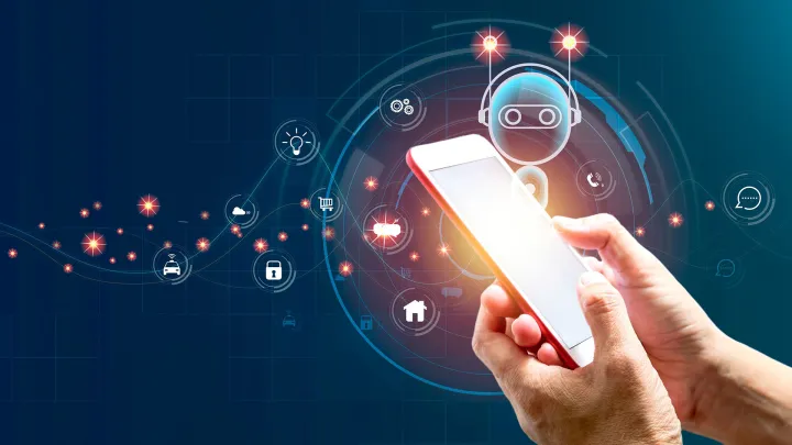 Puhelin ihmisen kädessä ja chatbot-hahmo