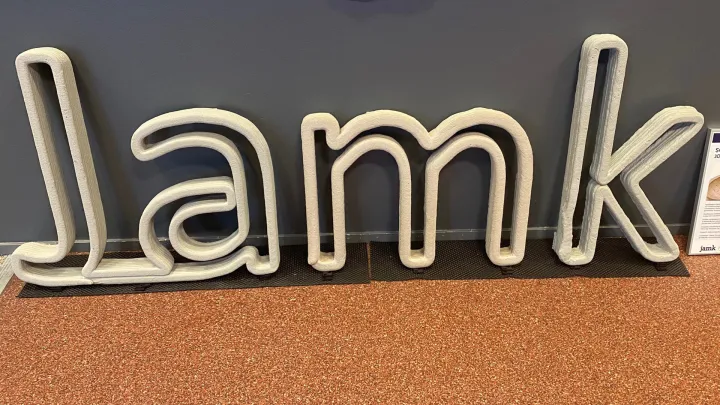 Betonikirjaimin kirjoitettu jamk