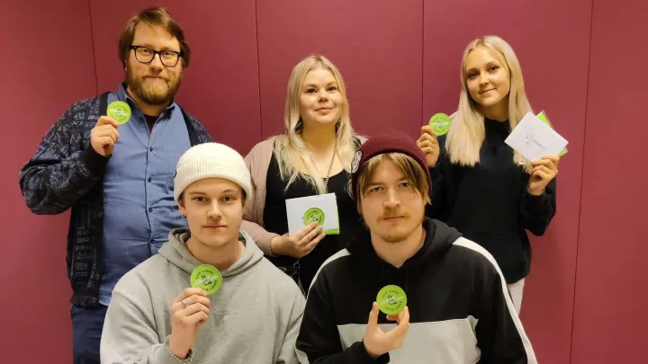 InnoFlash-voittajatiimissä ylärivillä Simo Oinas, Iitu Kokkinen ja Minja Toivio ja alarivillä Miki Välimäki ja Aatu Sammalisto.