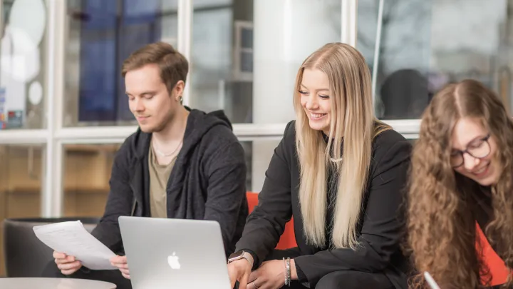 Kolme opiskelijaa tietokoneen ääressä