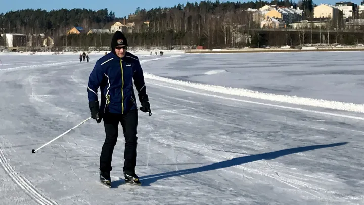 Luistelija järven jäällä.