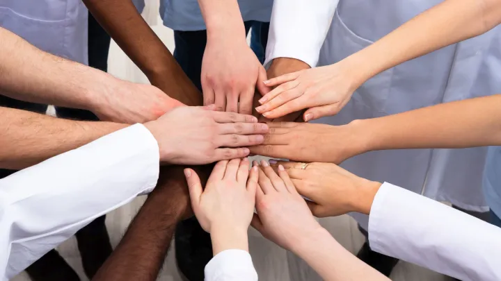 useita käsiä yhdessä päällekkäin