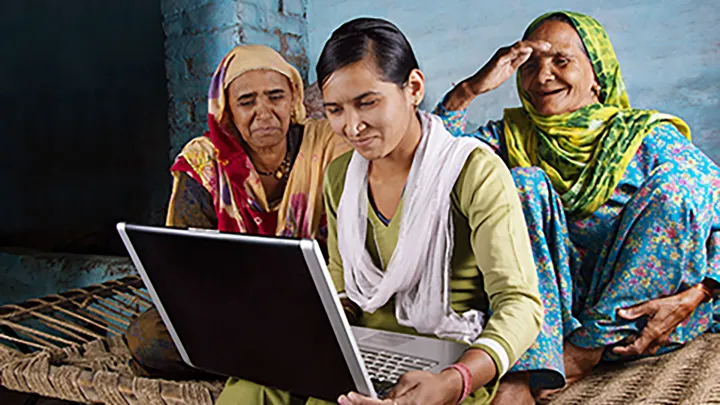 Kolme naista ja kannettava tietokone