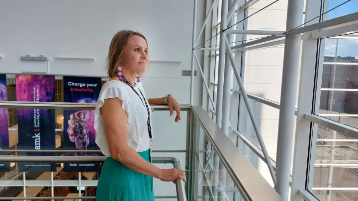 Anu Kangasniemi sivuprofiili katsoo kaukaisuuteen. 