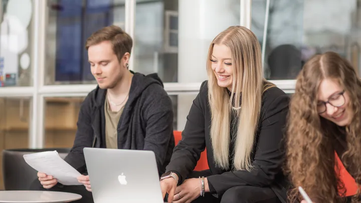 Tekniikan alan opiskelijoita työskentelemässä