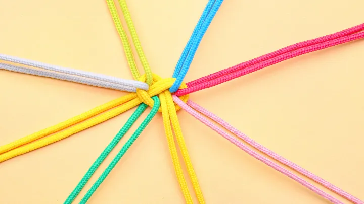 Kahdeksan nyöriä yhdistyy solmuun kuvan keskellä.