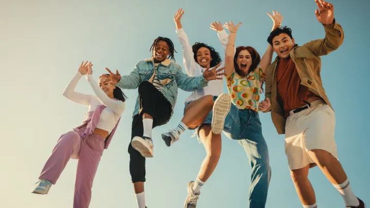 nuorisoa hyppäämässä ilmaan