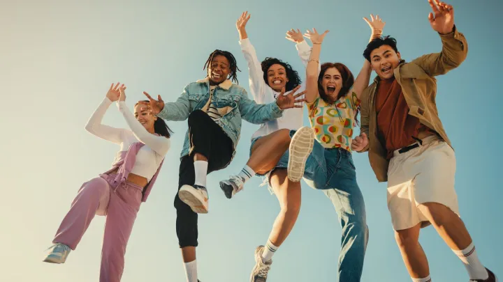 nuorisoa hyppäämässä ilmaan