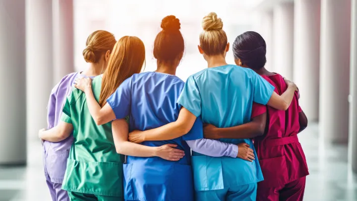 sairaanhoitajia halaamassa toisiaan