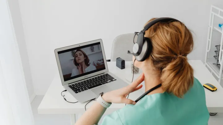 nainen etäkokouksessa