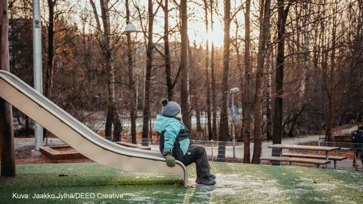 Lapsi leikkitelineessä. Kuva Jaakko Jylhä, DEED Creative