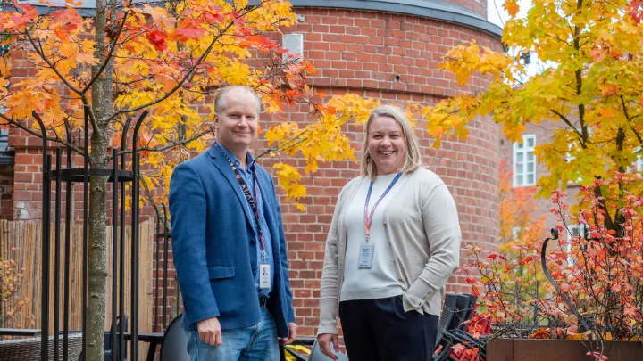 Pasi Teräväinen ja Suvi Salminen kuvattuna ulkona