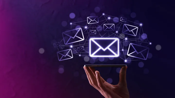 Kädessä olevasta kännykästä tulee virtuaalisia kirjekuoria