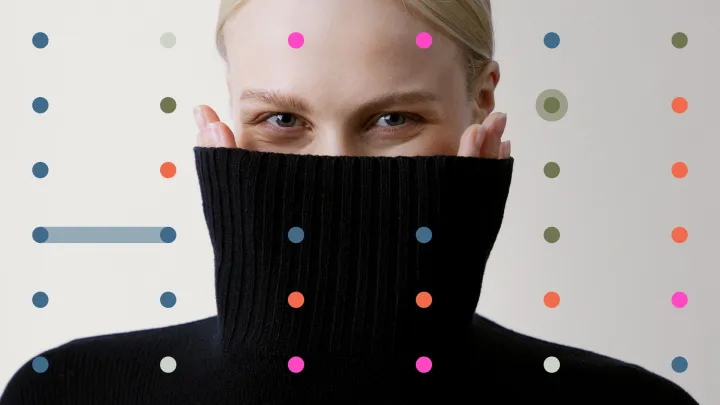 Vaaleatukkainen nainen kurkistaa mustan poolokauluksen sisältä. Kuvan päällä on erivärisiä piste-elementtejä.