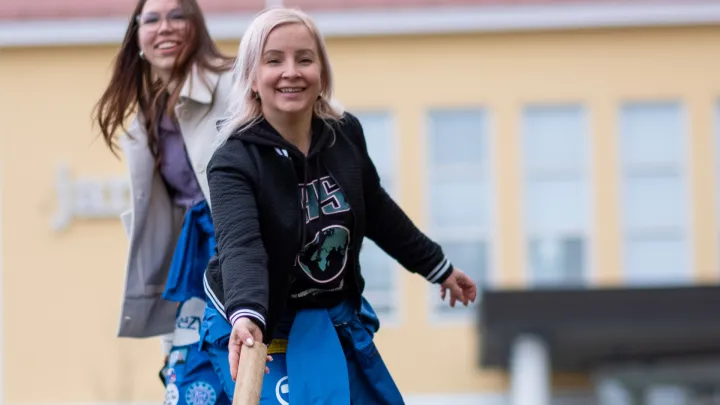 Kaksi naisopiskelijaa pelaamassa mölkkyä.