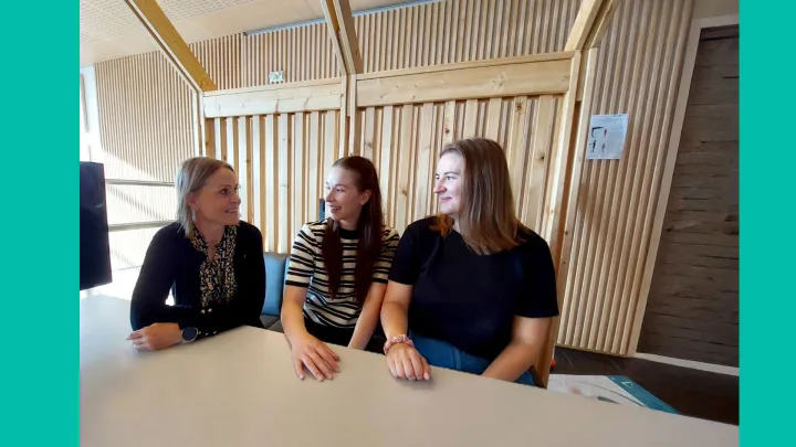 Anu Kangasniemi, Inga Forsman ja Roosa Lindfors istuvat pöydän äärellä.