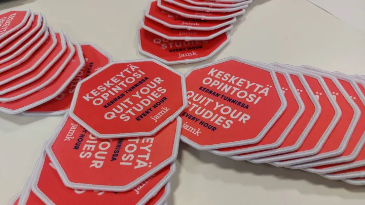 Keskeytä opintosi kerran tunnissa -haalarimerkkejä.