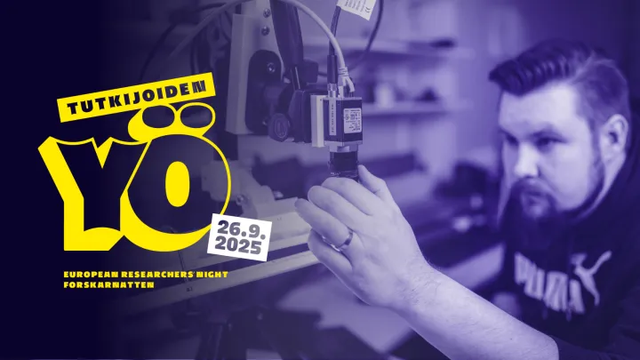 Etualalla keltainen tekstilogo, jossa teksti Tutkijoiden yö 26.9.2025. Taustalla mies säätämässä teknistä laitetta. 